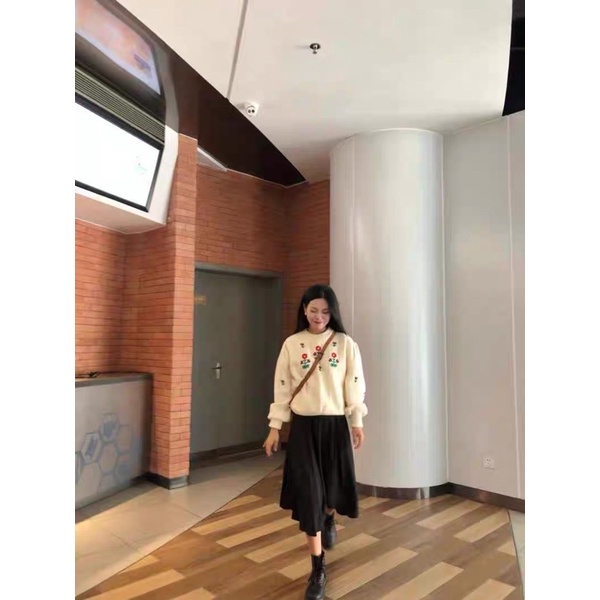 Áo pull hoa mai dệt kim len IU thêu hoa mặc ngoài rộng rãi