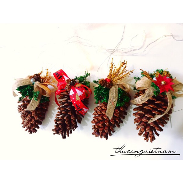 Quả thông khô trang trí