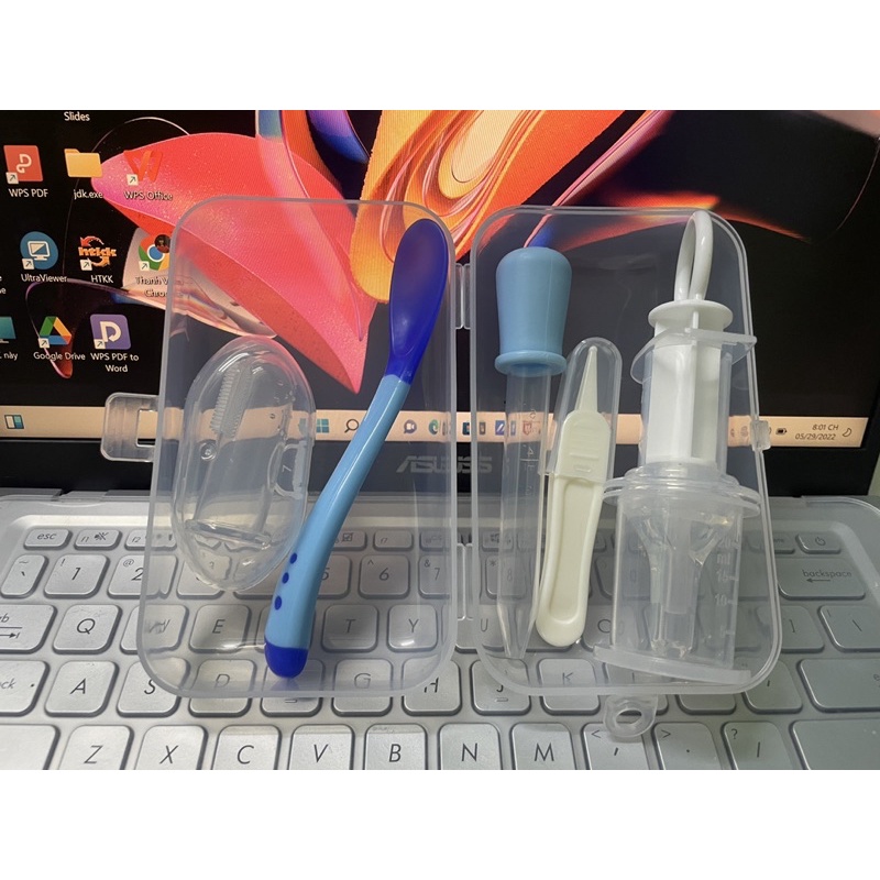 Set 5 món: rơ silicon, muỗng báo nóng, gấp mũi, 2 bón sữa cho bé