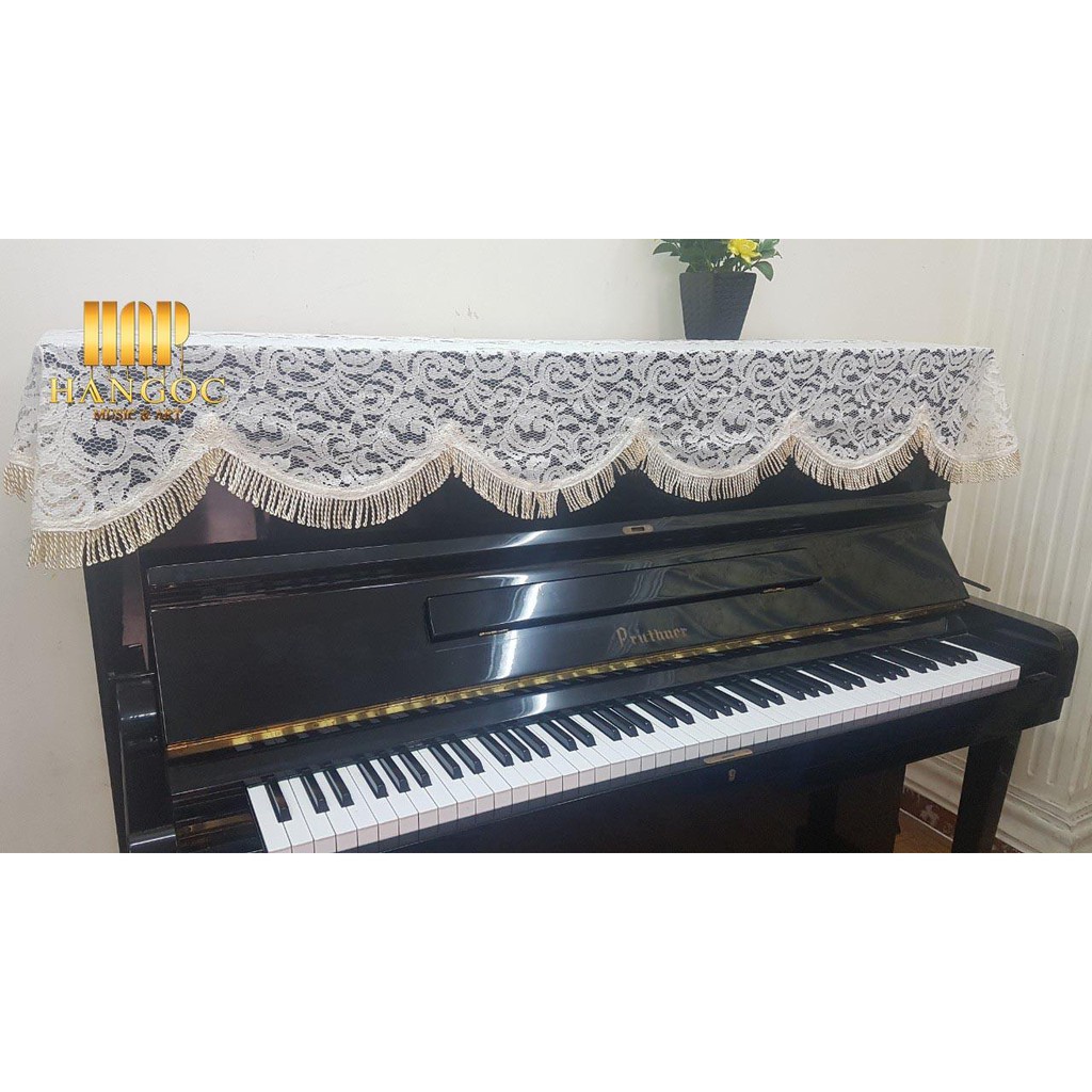 LỰA CHỌN HÒA HẢO CHỎ CÂY PIANO: Khăn phủ đàn piano chất liệu ren, tông màu trắng đường nét đẹp tinh xảo