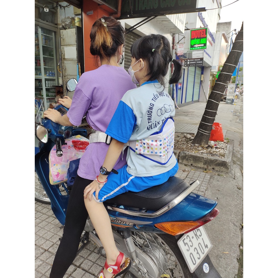 Đai  cho bé đi xe máy