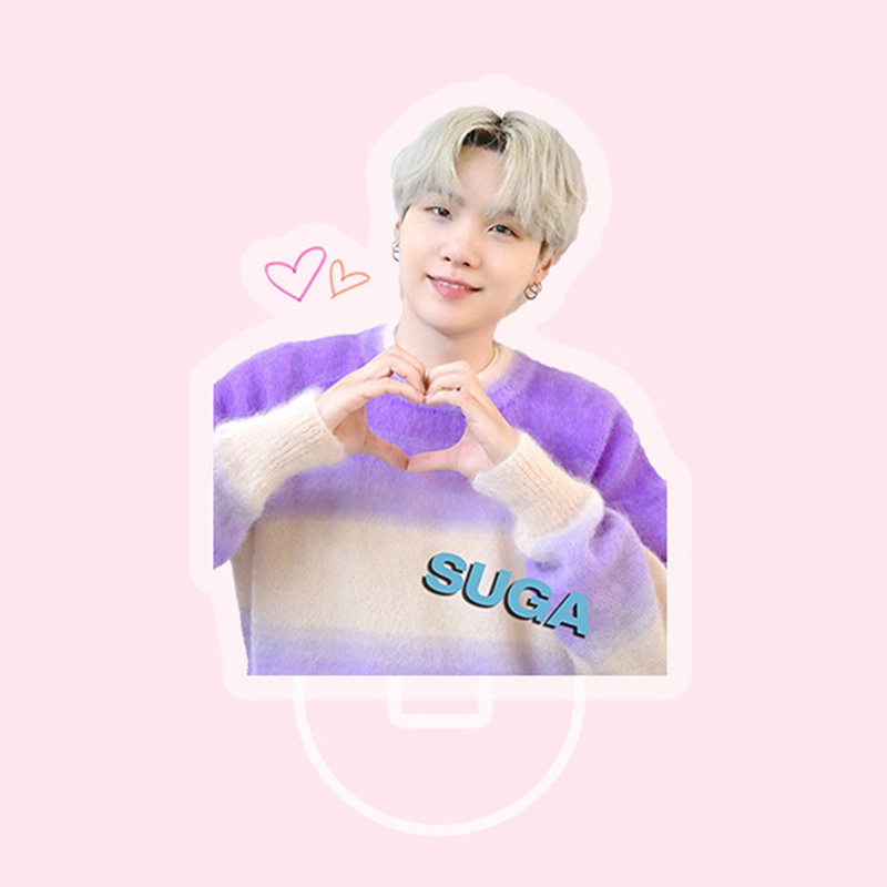 Giá đỡ trưng bày hình các thành viên trong nhóm nhạc Hàn Quốc BTS