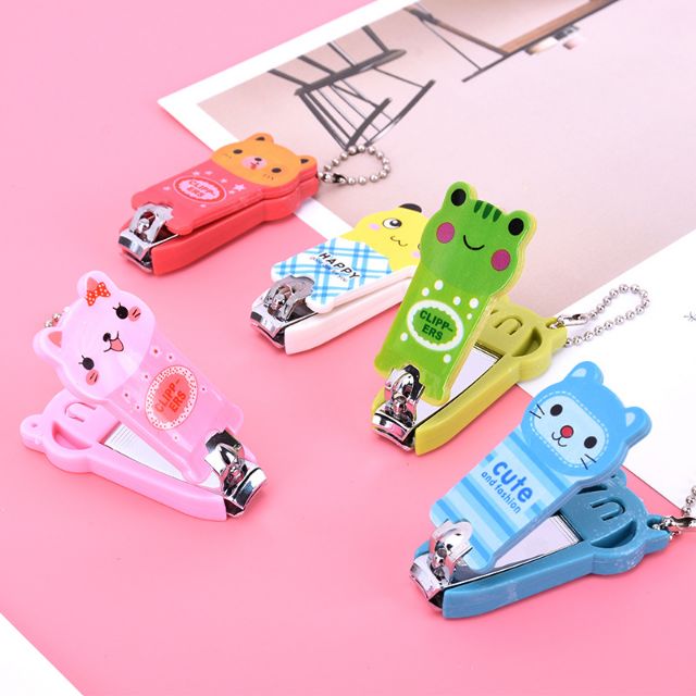 Bấm móng tay cho bé hình cute