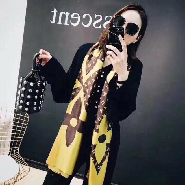 Khăn lụa hiệu LV