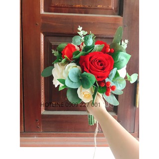 BÓ HOA CƯỚI CẦM TAY CÔ DÂU HOA HỒNG ECUADOR NHUNG VÀ HOA HỒNG VẢI LỤA ĐIỂM ĐÔNG ĐÀO LÁ TÁO XU HƯỚNG HOA CƯỚI