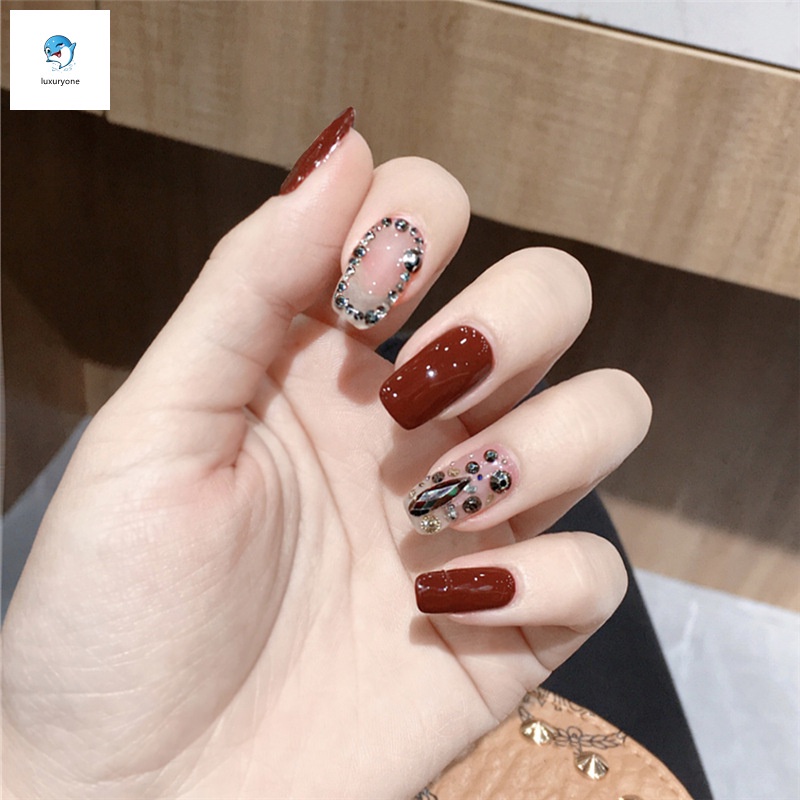 Móng tay giả 27g đầu vuông chiều dài trung bình màu đỏ thẫm đính đá màu đen che hết móng