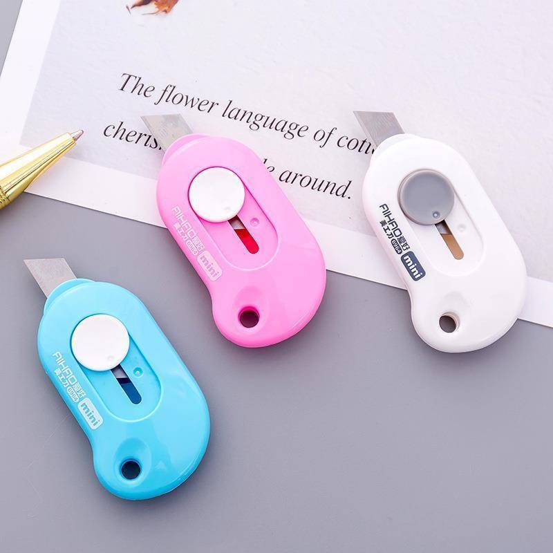 ⭐ iLado ⭐ 【1 PC】 dao rọc giấy dạng chân mèo bút mini unbox tự động thu nhỏ sự an toàn đồ cắt giấy dụng cụ cắt giấy đồ dùng học tập dụng cụ học tập dụng cụ học tập dễ thương