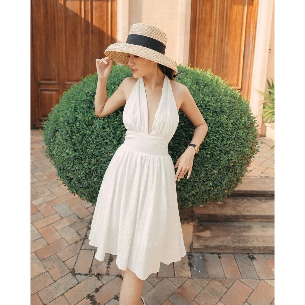 Đầm yếm trắng đi biển thiết kế dáng xòe, hở lưng - Chất liệu vải đũi thoáng mát