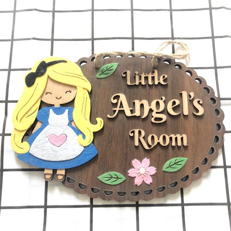 Bảng gỗ treo cửa phòng bé gái little angle room hình công chúa tóc dài màu vàng