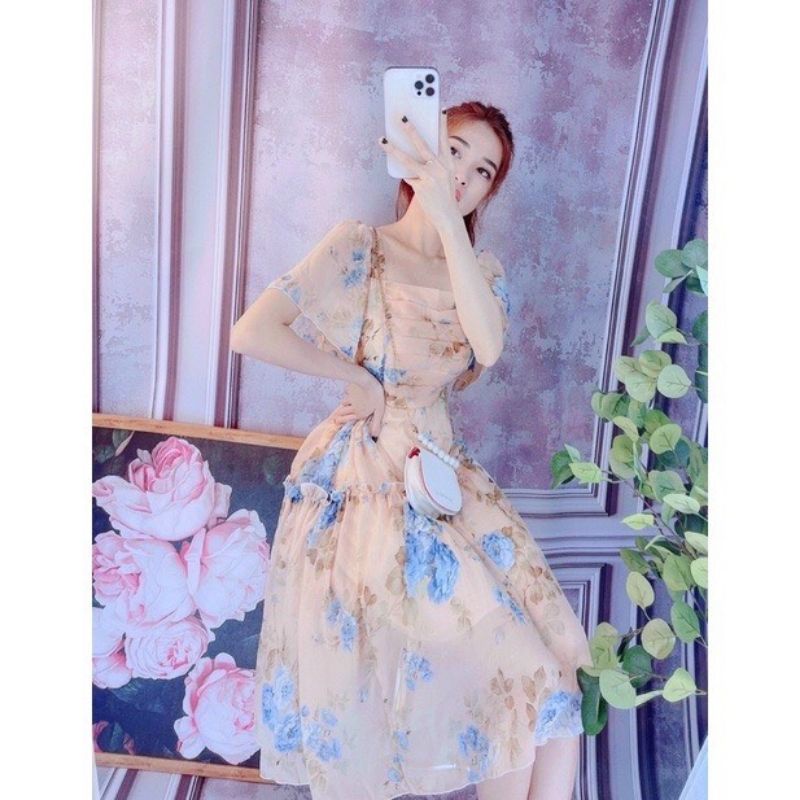 Đầm hoa tay loe xếp ly ngực dáng xòe.