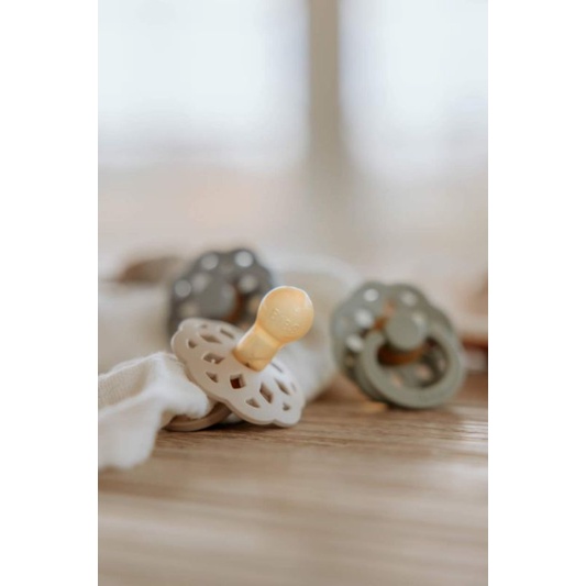 (Tặng hộp đựng) Ti bibs giả  BOHEME chính hãng núm Silicon đầu tròn.