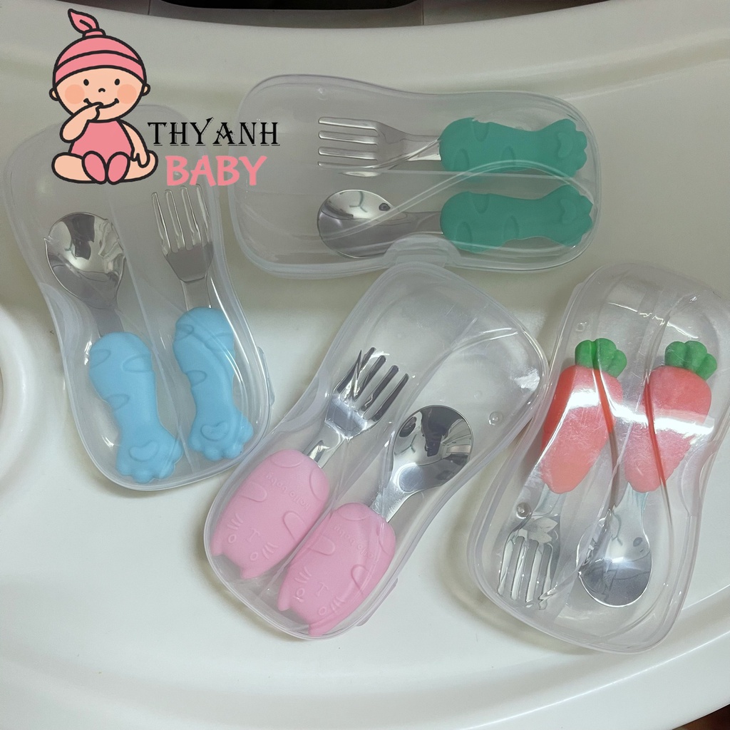 Set Thìa Dĩa Tập Xúc Cho Bé Chật Liệu Inox Hình Carot, Mèo,Chân Mèo Kèm Hộp Đựng