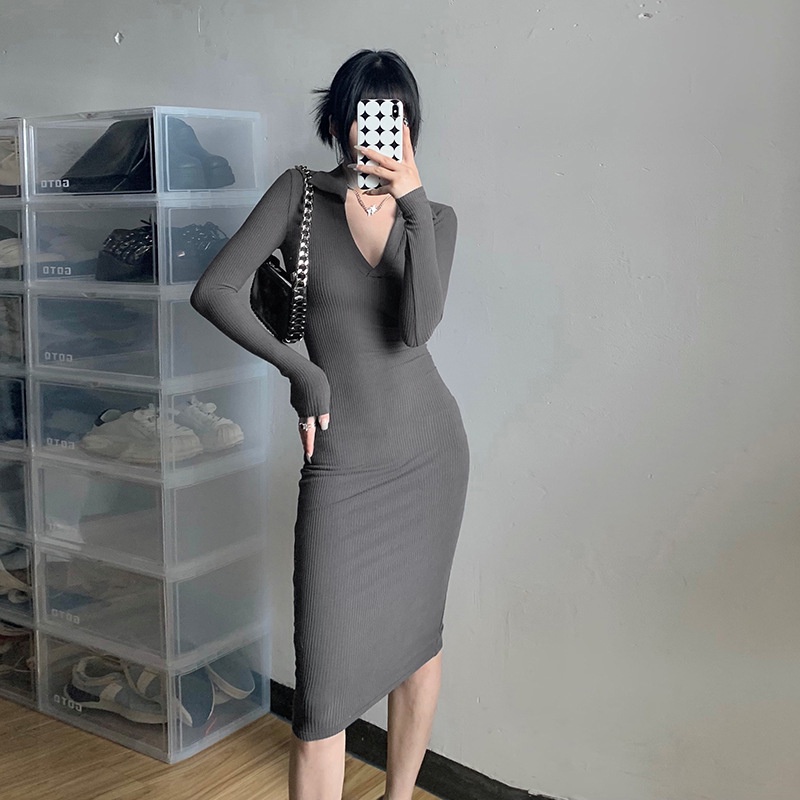Đầm dài cổ chữ V kiểu cách đơn giản thiết kế quyến rũ cho nữ