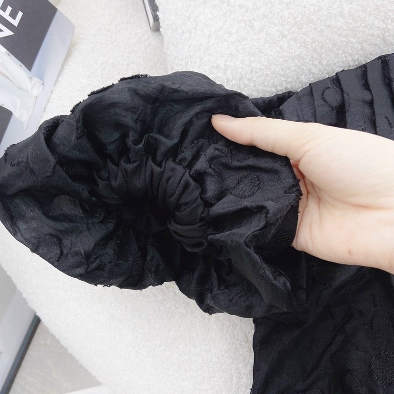 SET ÁO ĐEN GẤM HOA NỔI RỚT VAI PHỒNG + SHORT