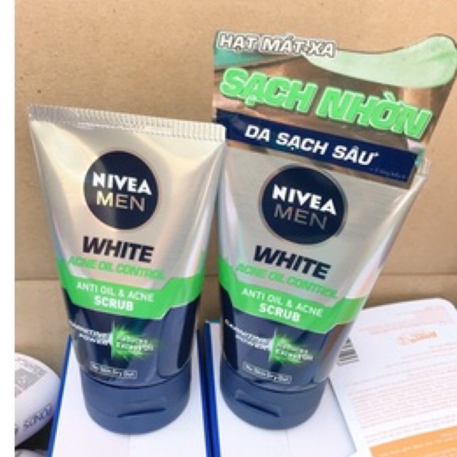 Sữa rửa mặt kiểm soát nhờn dành cho nam Nivea Men Oil Control Facial Scrub (100g)