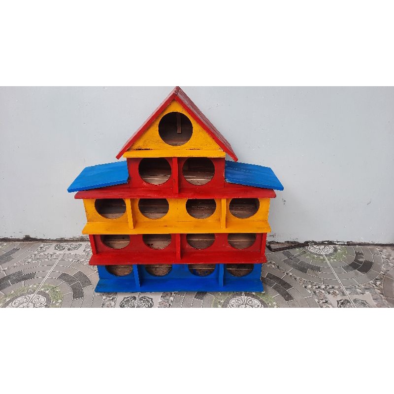 chuồng bồ câu 15 ô, chứa 16 con, sơn 3 màu đỏ xanh, vàng. gỗ tự nhiên. gọi shop để dc hổ trợ 50% phí ship