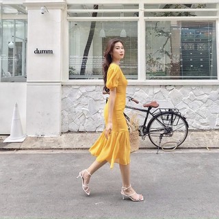 Đầm vàng cổ V đuôi cá