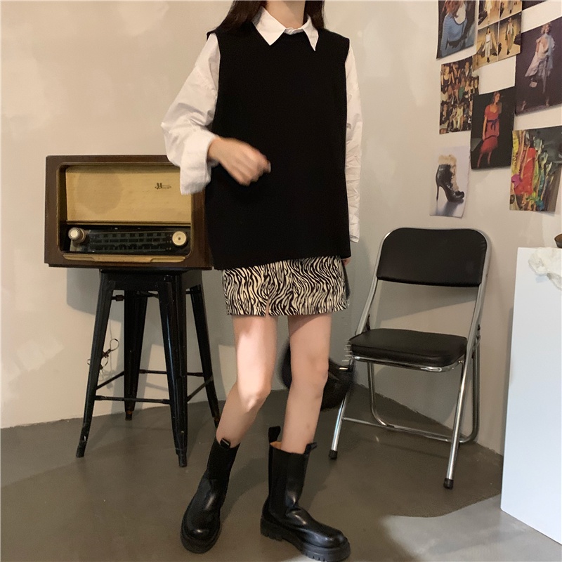 Áo len gile đen trơn cổ tròn xẻ sau + áo sơ mi trắng oversize + chân váy họa tiết sọc da báo xẻ bên