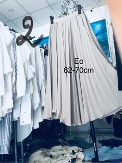 Chân váy xòe dáng dài.
