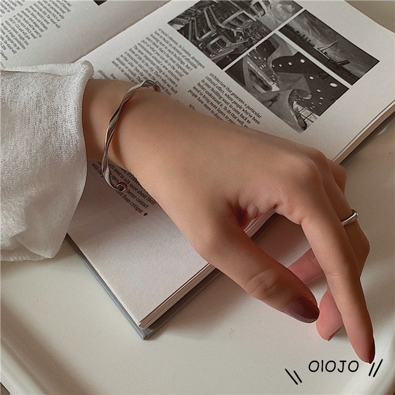 Vòng đeo tay dạng mở hình sóng màu trơn đơn giản