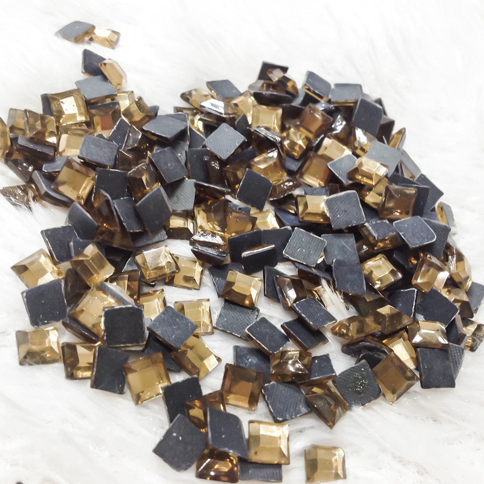 Hạt đá ủi xoàn hong kong hình vuông tráng gương đá ủi nhiệt đính kết trang phục size 6li