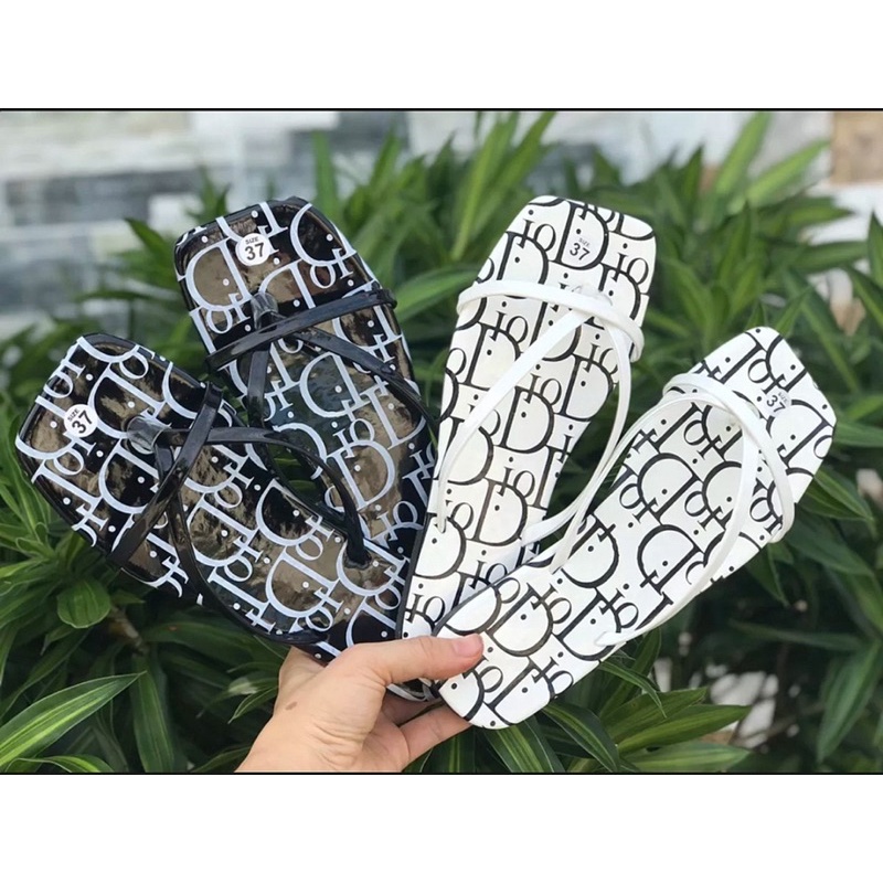 dép kẹp 3 dây di or đầu vuông xịn xò. bao bền đẹp. nắng mưa đều mang được. cam kết như hình ( hình tự chụp )