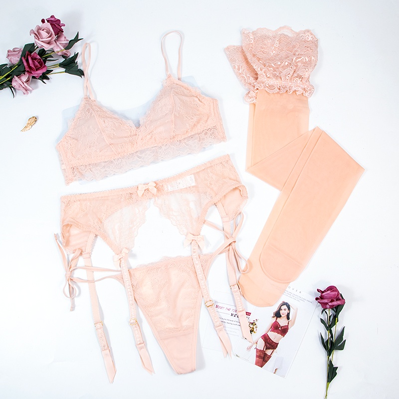 Set đồ ngủ 4 món VARSBABY V820 gồm áo cúp ngực ren với quần lót lọt khe phối nịt bít tất và vớ thoáng khí thời trang