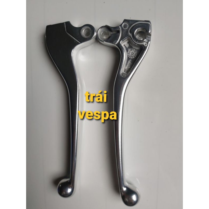 Tay thắng bên trái vespa