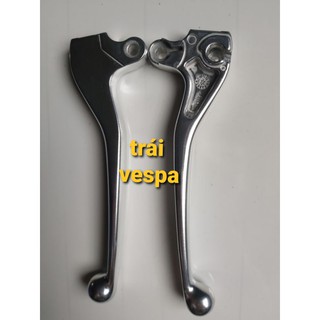 Tay thắng bên trái vespa