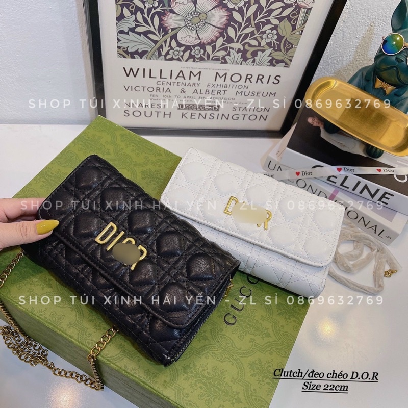 túi đeo chéo, túi đeo vai trần trám logo nổi lót đỏ có thể làm clutch cầm tay đi chơi đi tiệc sang trọng