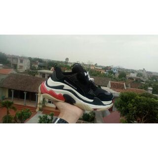 Giày Balen đen đỏ lỗi chữ