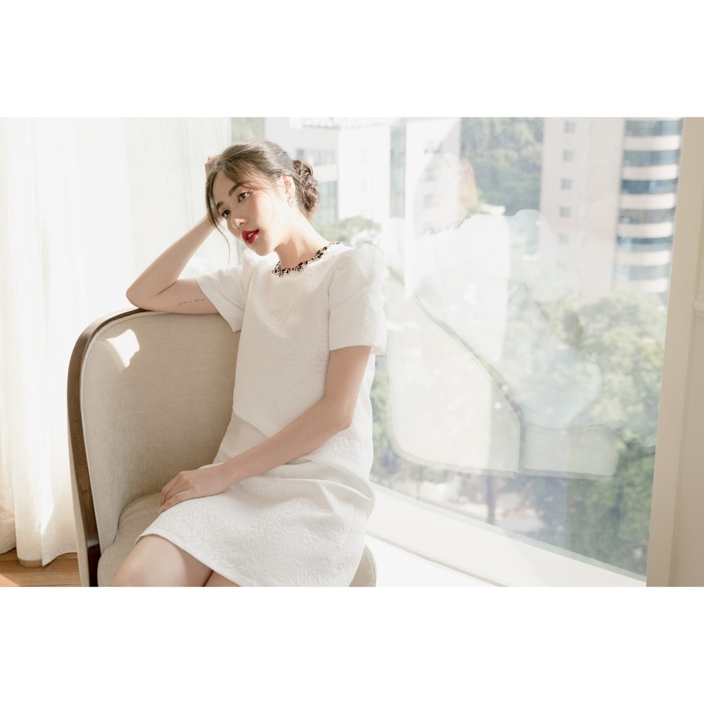 [Mã FAMALLT5 giảm 15% đơn 150k] RẬP - Đầm Trắng Hoa Tay Phồng Đính Đá Cổ - TITI 04 HOA | BigBuy360 - bigbuy360.vn