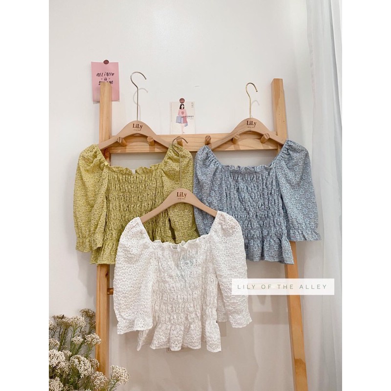 Trễ vai xốp hoa - còn trắng