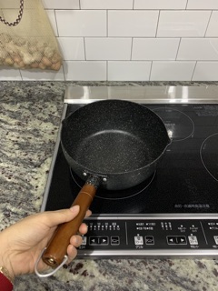 Chảo vân đá đen đáy từ sâu lòng cán gỗ