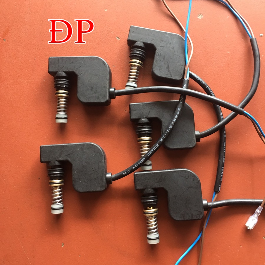 Rơ le máy rửa xe mini gia đình, Role loại cong khửu màu đen