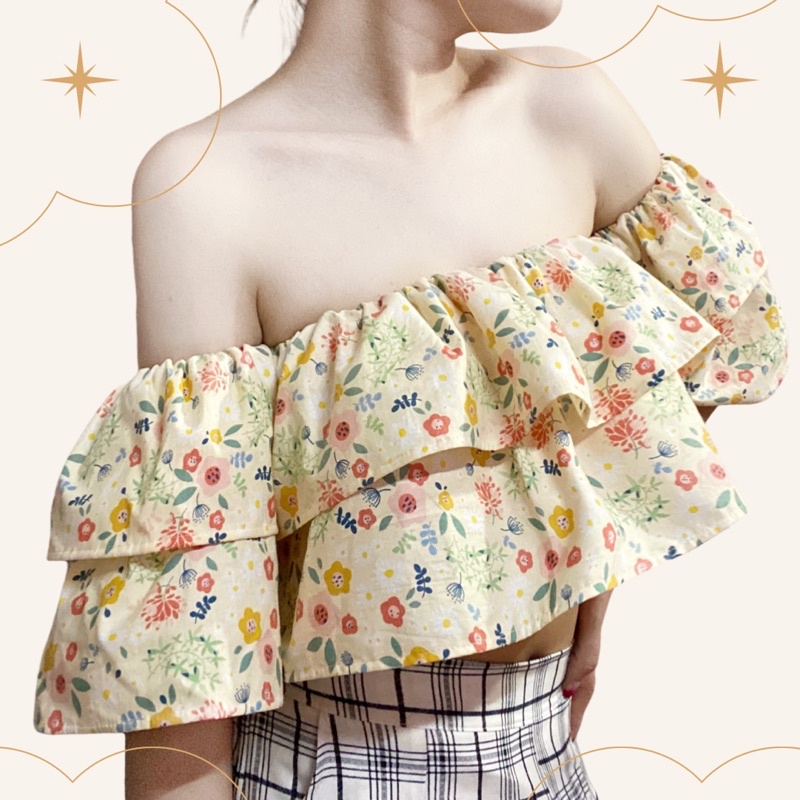 Áo croptop trễ vai nhún bèo hai tầng, hoạ tiết hoa nhí