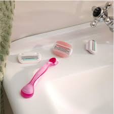 Bộ dao cạo nữ Gillette Venus đầu bơ gồm: 1 thân dao cạo và 12 lưỡi dao có đầu bơ