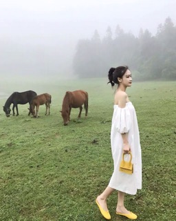 VÁY TRỄ VAI TRẮNG