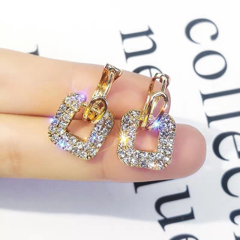 Khuyên tai kiểu dáng độc đáo cá tính dành cho nữ