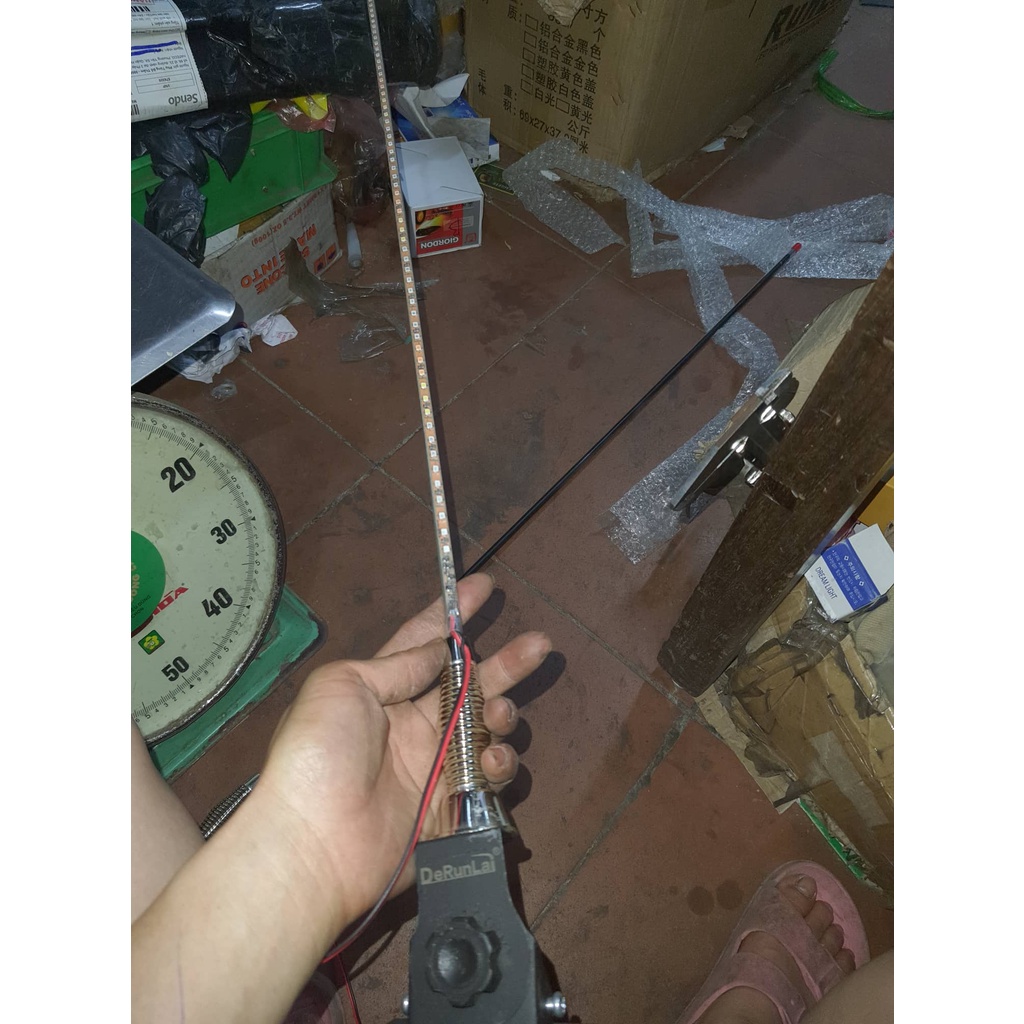 đôi ăng ten nháy đuổi 7 màu ô tô 12v, 24v cực đẹp hàng runlai hoặc thường trang  trí xe 1m