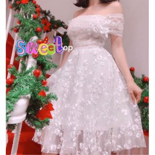 Đầm xòe ren thêu nổi trễ vai