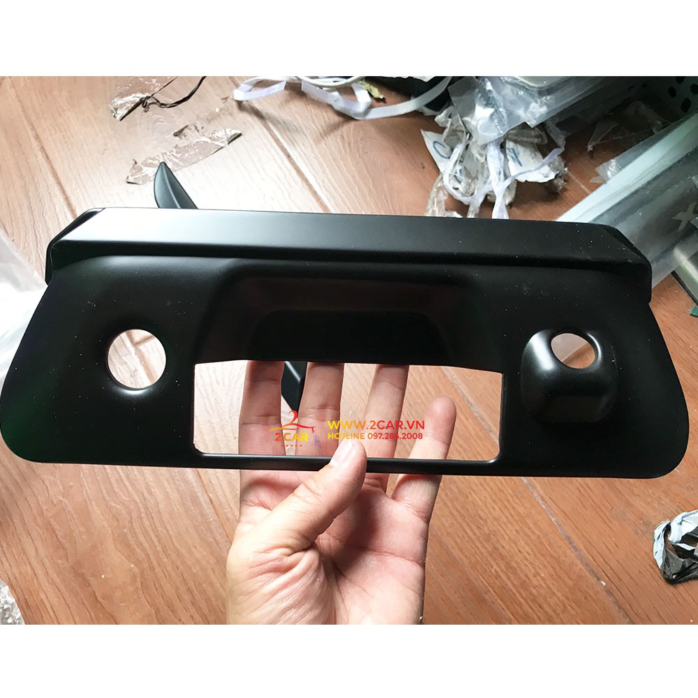 Ốp tay mở cốp xe Nissan Navara nhựa đen