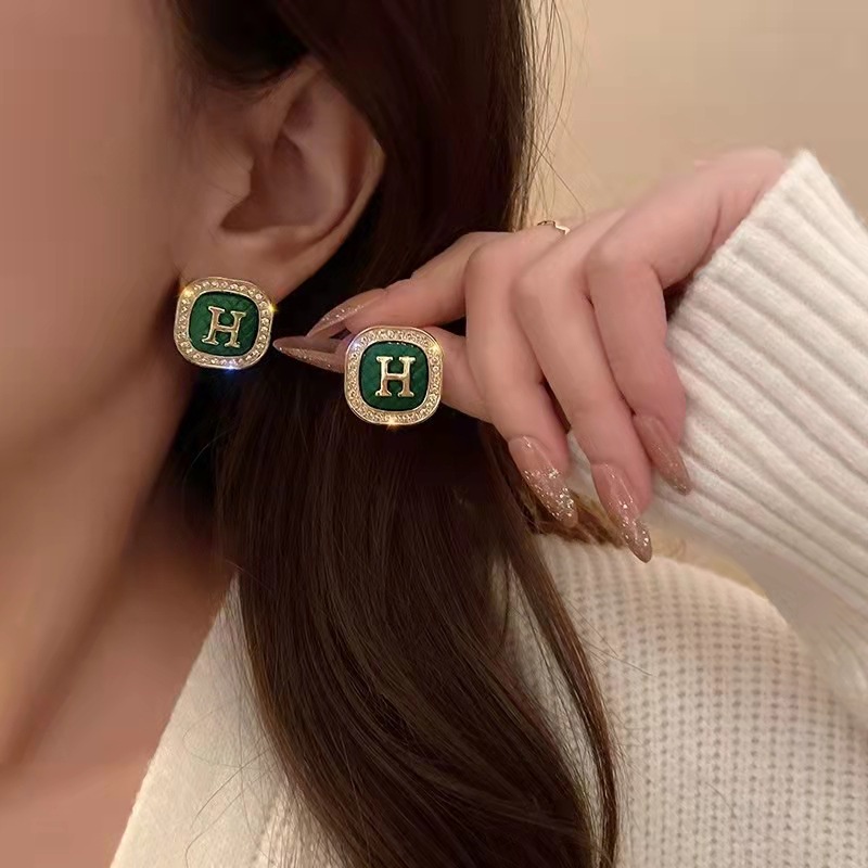 Hoa tai chữ H đính đá nền xanh thương hiệu