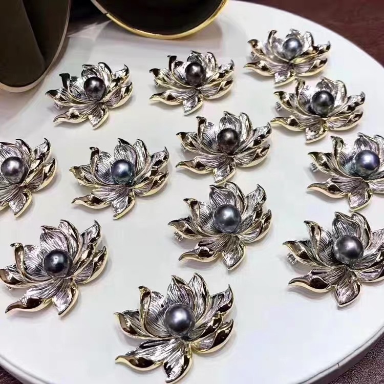 [Hàng Mới Về] Ghim Cài Áo Rỗng Hai Màu Đính Ngọc Trai Sáp Ong Hình Hoa Sen Phong Cách Retro Thời Trang Mùa Hè Cho Nữ