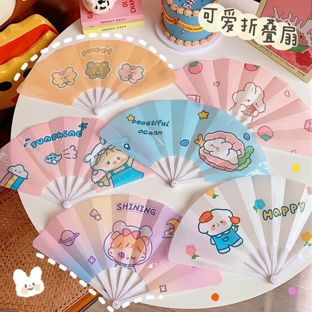 Quạt Xòe in hình dễ thương được chọn mẫu