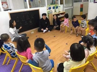 Đecanl bảng đen gián tường