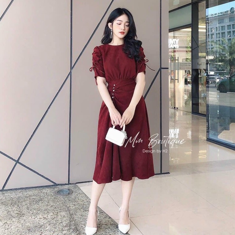 Đầm Nhung Đỏ Có Khóa Sau , Váy Nhung Tăm Tay Phồng Rút Eo Phối Cúc Ngọc Sang Trọng Tôn Dáng.