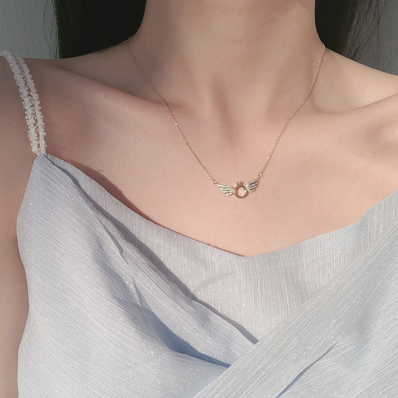 Vòng cổ thép titan mặt gắn hình đôi cánh nhỏ