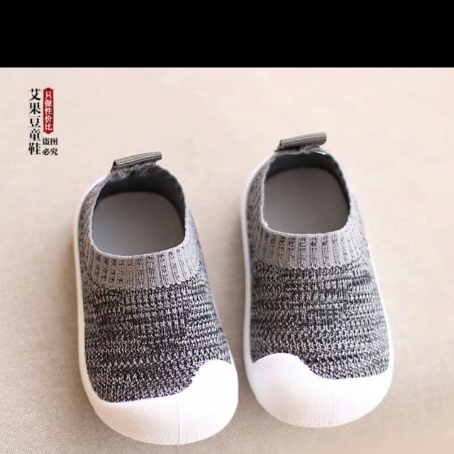Giầy e bé tập đi