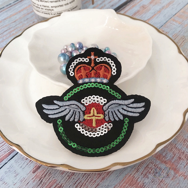 Set 1 / 4 Miếng Ủi Thêu Hình Vương Miện Đính Kim Sa Đẹp Mắt